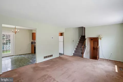 Living - 6 Broadleaf Dr, Newark, DE 19702 photo 2 of 3