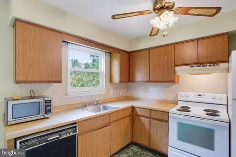 Kitchen - 6 Broadleaf Dr, Newark, DE 19702 photo 3 of 3