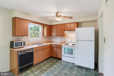 Kitchen - 6 Broadleaf Dr, Newark, DE 19702 photo 2 of 3