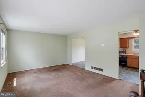 Living - 6 Broadleaf Dr, Newark, DE 19702 photo 1 of 3