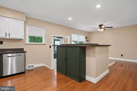 Entry Way - 22 Heather Rd, Newark, DE 19702 photo 4 of 5