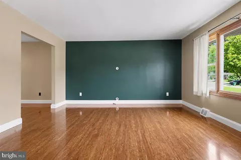 Living - 22 Heather Rd, Newark, DE 19702 photo 1 of 5