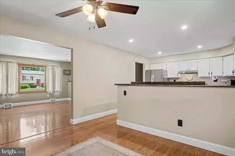 Entry Way - 22 Heather Rd, Newark, DE 19702 photo 3 of 5