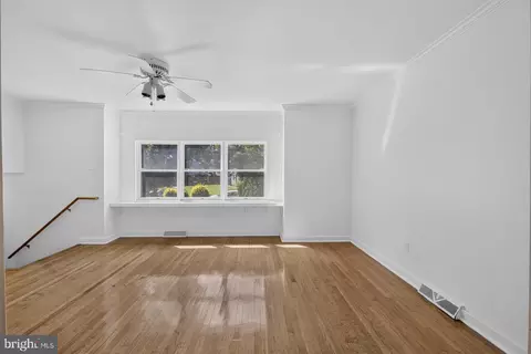 Living - 55 E Cherokee Dr, Newark, DE 19713 photo 6 of 8