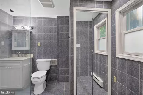 Bath - 55 E Cherokee Dr, Newark, DE 19713 photo 1 of 3