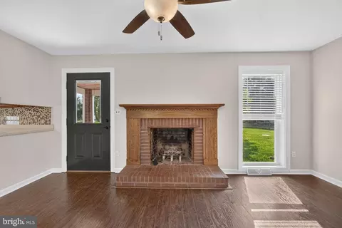 Living - 408 Commodore Dr, Middletown, DE 19709 photo 4 of 4