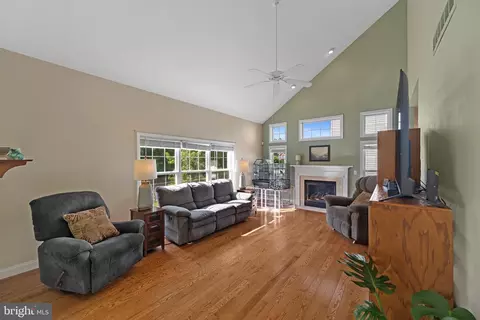 Living - 27 Whirlaway Dr, Bear, DE 19701 photo 2 of 3