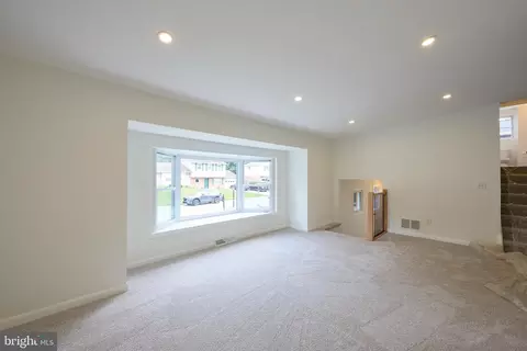Living - 48 E Cherokee Dr, Newark, DE 19713 photo 1 of 5