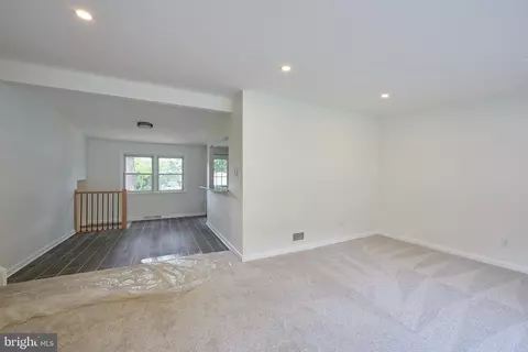 Living - 48 E Cherokee Dr, Newark, DE 19713 photo 3 of 5