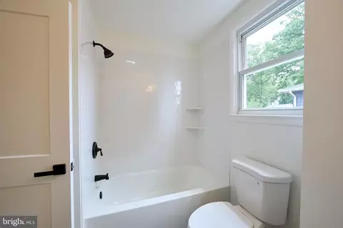 Bath - 48 E Cherokee Dr, Newark, DE 19713 photo 2 of 2