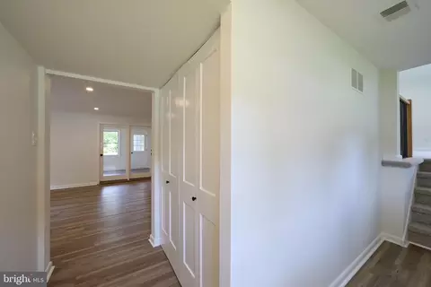 Entry Way - 48 E Cherokee Dr, Newark, DE 19713 photo 4 of 5