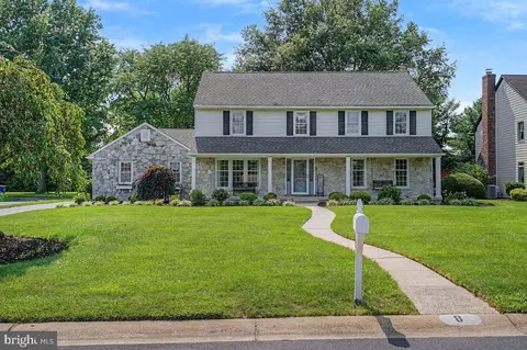 8 Lombardy Dr, Wilmington, DE 19803