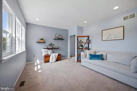 Living - 711 Sloop Ct, Newark, DE 19702 photo 1 of 1