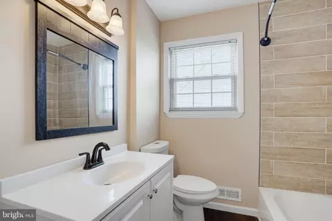 Bath - 1125 Greentree Rd, Newark, DE 19713 photo 2 of 2