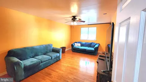 Living - 22 Broadleaf Dr, Newark, DE 19702 photo 1 of 1