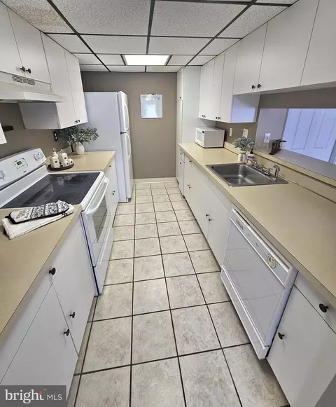 Kitchen - 301 Cobble Crk, Newark, DE 19702 photo 2 of 2