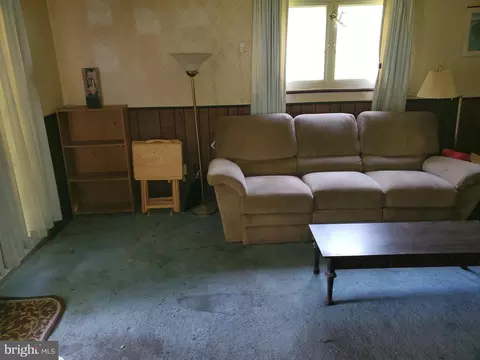 Living - 708 Donald Dr, Newark, DE 19713 photo 2 of 3
