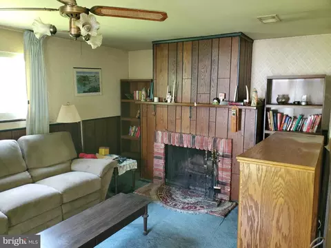 Living - 708 Donald Dr, Newark, DE 19713 photo 1 of 3