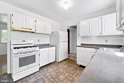 Kitchen - 17 Millwright, Newark, DE 19711 photo 2 of 3