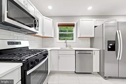 Kitchen - 404 S Brownleaf Rd, Newark, DE 19713 photo 2 of 3