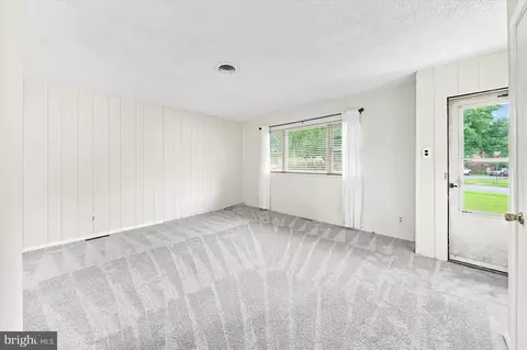 Living - 404 S Brownleaf Rd, Newark, DE 19713 photo 2 of 4
