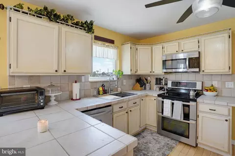Kitchen - 346 E Harvest Ln, Middletown, DE 19709 photo 3 of 5