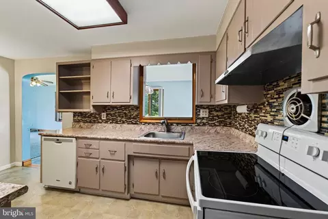 Kitchen - 5 Devon Rd, Wilmington, DE 19809 photo 2 of 3