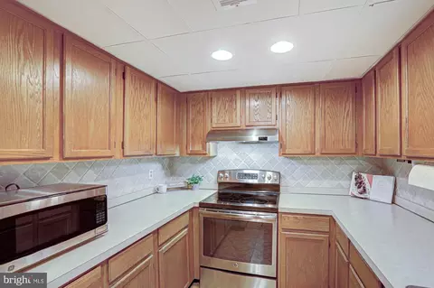 Kitchen - 133 E Green Valley Cir, Newark, DE 19711 photo 4 of 5