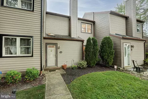 Exterior - 133 E Green Valley Cir, Newark, DE 19711 photo 2 of 5