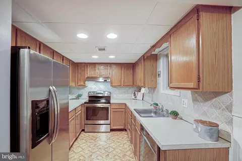 Kitchen - 133 E Green Valley Cir, Newark, DE 19711 photo 2 of 5