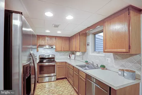 Kitchen - 133 E Green Valley Cir, Newark, DE 19711 photo 3 of 5
