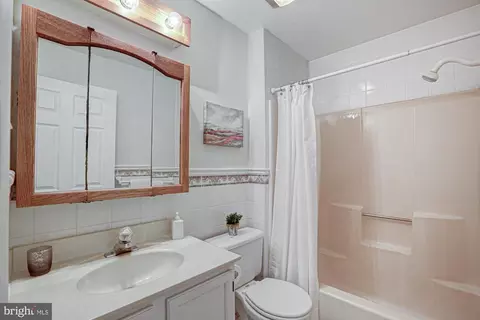 Bath - 133 E Green Valley Cir, Newark, DE 19711 photo 1 of 1