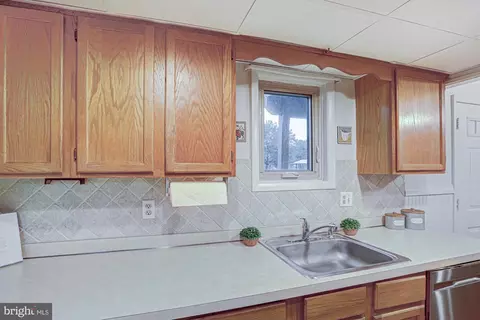 Kitchen - 133 E Green Valley Cir, Newark, DE 19711 photo 5 of 5