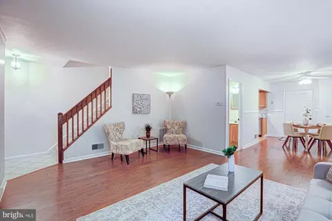 Living - 133 E Green Valley Cir, Newark, DE 19711 photo 3 of 4