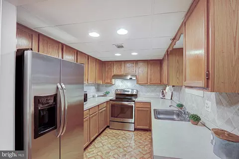 Kitchen - 133 E Green Valley Cir, Newark, DE 19711 photo 1 of 5