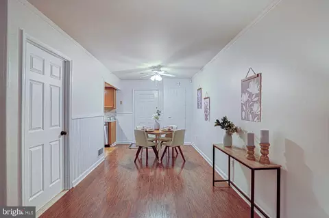 Entry Way - 133 E Green Valley Cir, Newark, DE 19711 photo 4 of 7