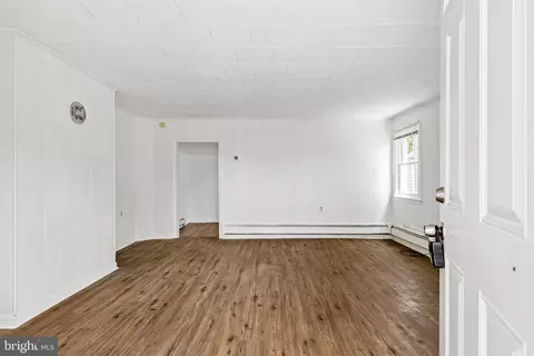 Living - 129 E Main St, Middletown, DE 19709 photo 1 of 6
