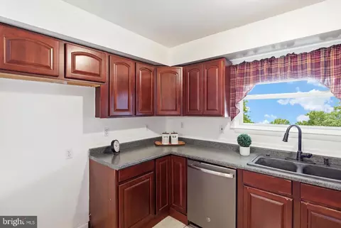 Kitchen - 1 Pebble Pl, Newark, DE 19702 photo 3 of 3
