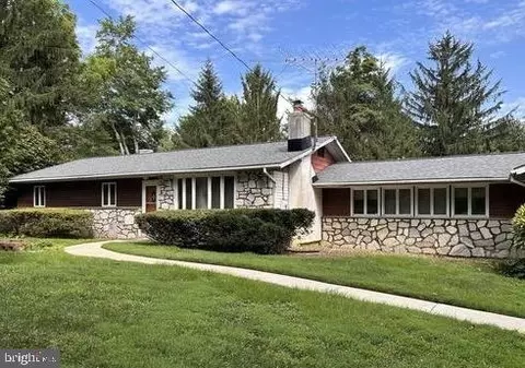 1502 Upper Greenbriar Rd, Wilmington, DE 19810