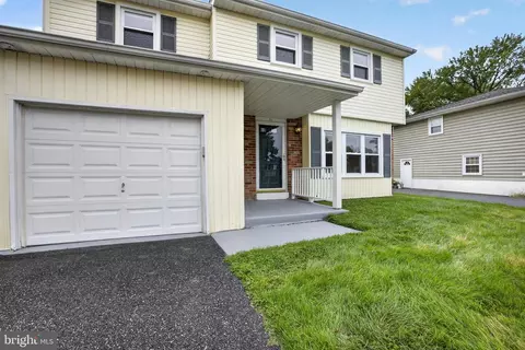 Exterior - 211 S Dillwyn Rd, Newark, DE 19711 photo 4 of 8