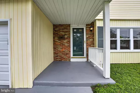 Exterior - 211 S Dillwyn Rd, Newark, DE 19711 photo 5 of 8