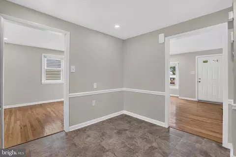 Entry Way - 211 S Dillwyn Rd, Newark, DE 19711 photo 4 of 6