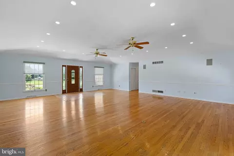 Living - 114 Matthew Dr, Bear, DE 19701 photo 2 of 5