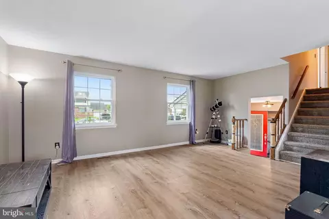 Living - 415 Jaymar Blvd, Newark, DE 19702 photo 1 of 2