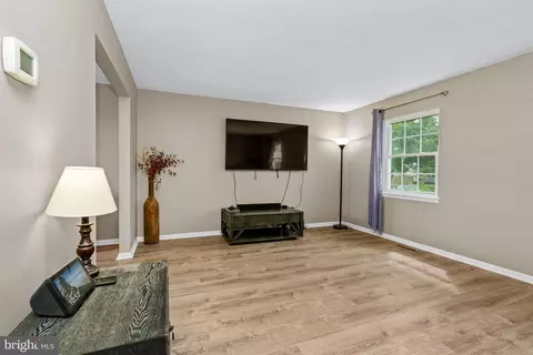 Living - 415 Jaymar Blvd, Newark, DE 19702 photo 2 of 2