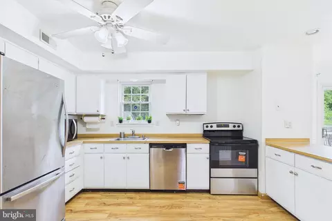 Kitchen - 431 Nilsen Rd, Bear, DE 19701 photo 2 of 2