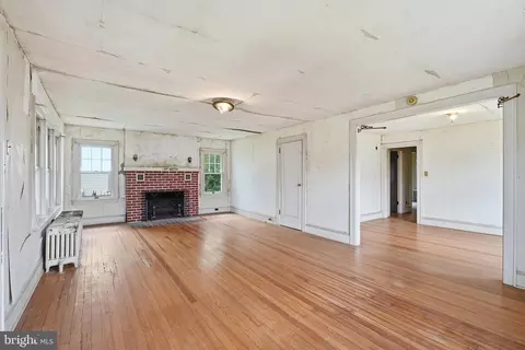 Living - 117 Main St, Townsend, DE 19734 photo 1 of 5