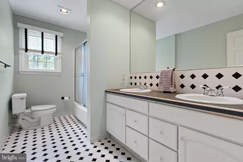 Bath - 805 Rock Ln, Newark, DE 19713 photo 3 of 3