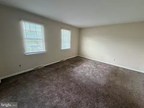 Living - 254 Whitherspoon Ln, Newark, DE 19713 photo 4 of 4