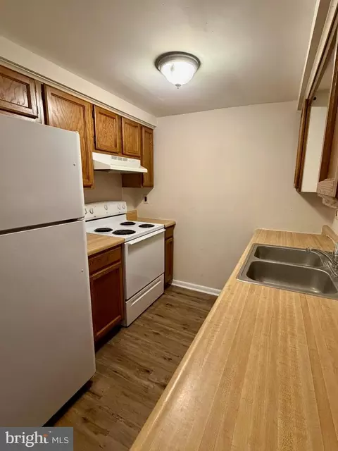 Kitchen - 254 Whitherspoon Ln, Newark, DE 19713 photo 2 of 3